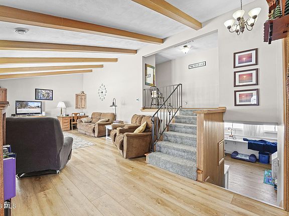 4th image of 1020 Country Club Dr