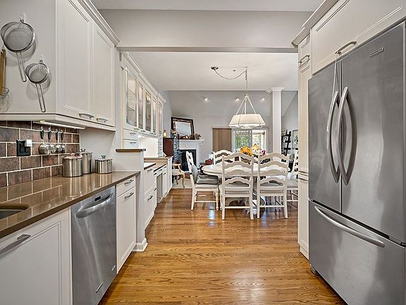 4th image of 102 Foxchase Dr