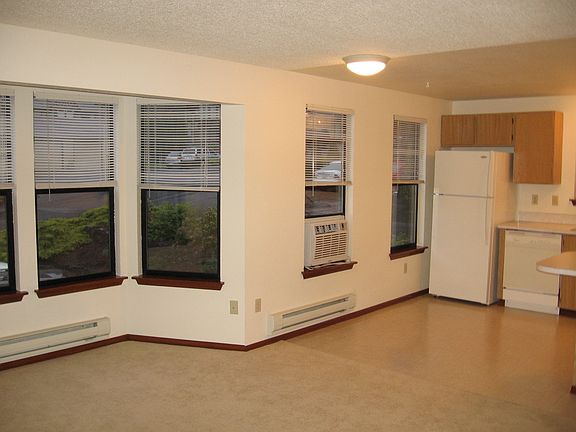 5211-C Bay Window/Kitchen