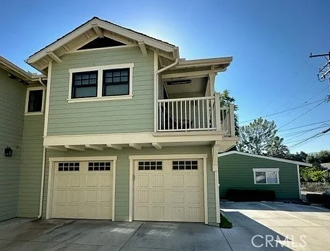 3 bed, 1084 sqft, $3,600 — Photo 2