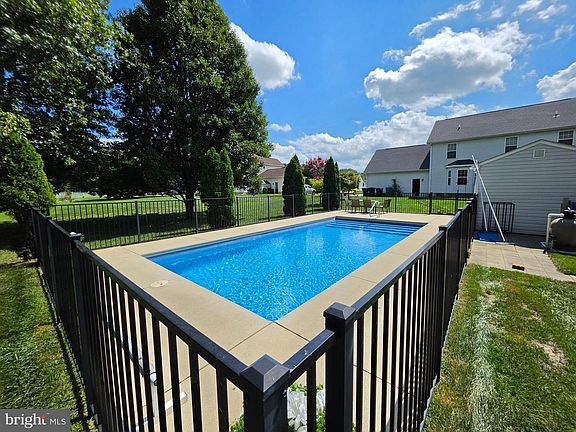 5th image of 207 Fieldbrook Dr