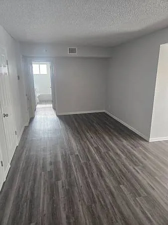 Alamo Apartments — Photo 10