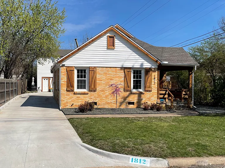 1812 1/2 N Saint Clair Ave — Photo 2