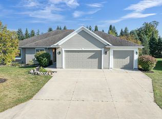 1547 Foxfire Ct, Waupaca, WI 54981