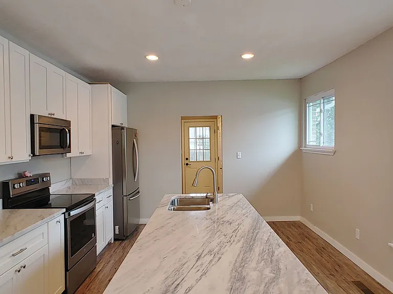 2111 Oak St — Photo 3