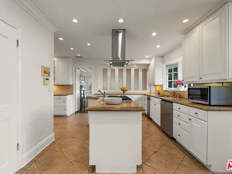 9023 Alto Cedro Dr — Photo 32