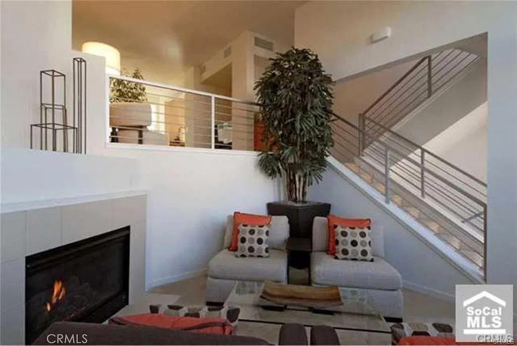 3 bed, 2.5 bath, 2250 sqft, $4,800 — Photo 2
