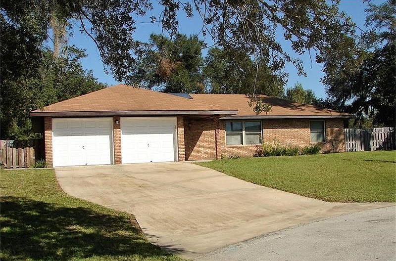 A Beautiful home with country setting. Comes with an extra lot 78x129. You could combine the lot with the home or sell.