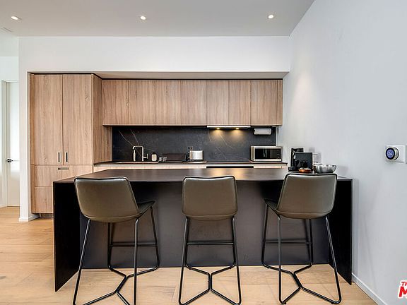 4th image of 1030 N Kings Rd Unit 403