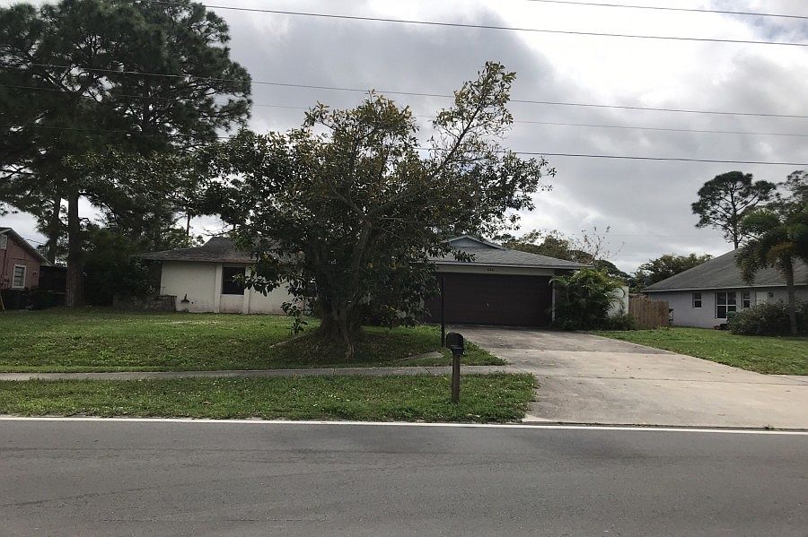 1st image of 686 SE Thornhill Dr