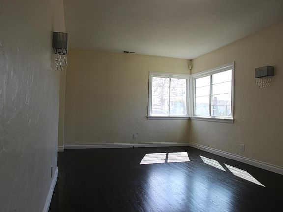 3rd image of 3122 Oakhurst Ave