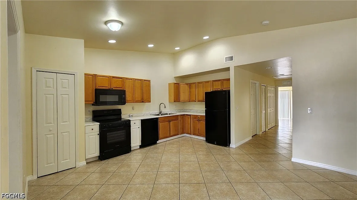 3 bed, 2.0 bath, 1200 sqft, $1,600 — Photo 4