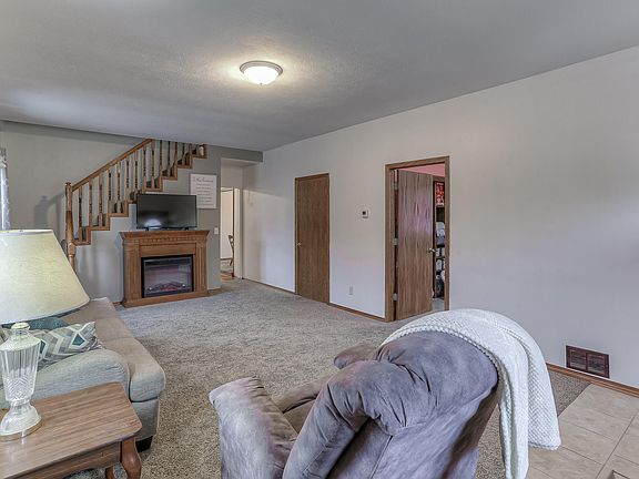 5th image of 709 Green St