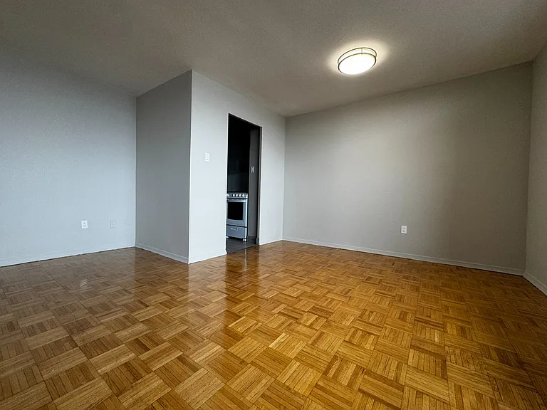 1219 Dundas St W — Photo 32