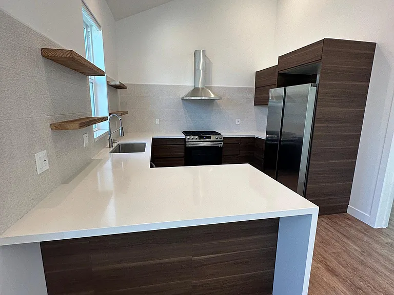 1845 N Screenland Dr — Photo 2