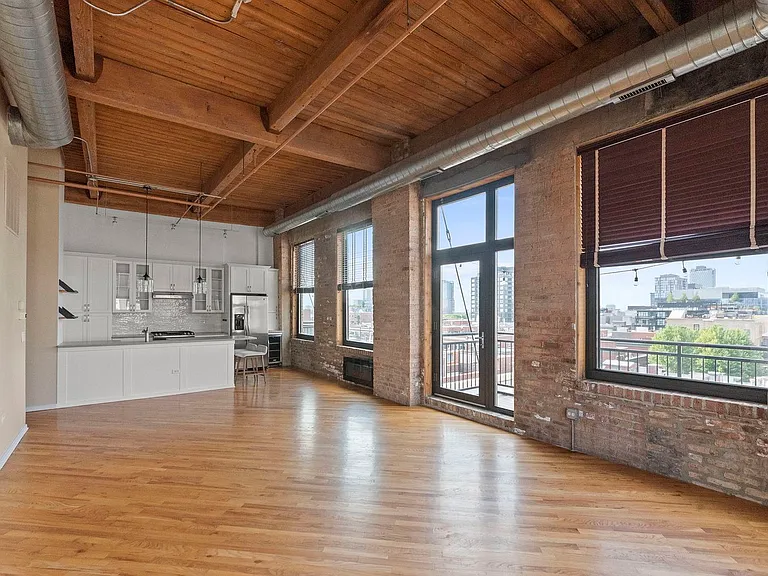 1040 W Adams St #610 — Photo 4
