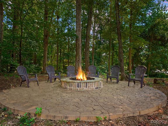 4th image of 145 Poinsettia Ln