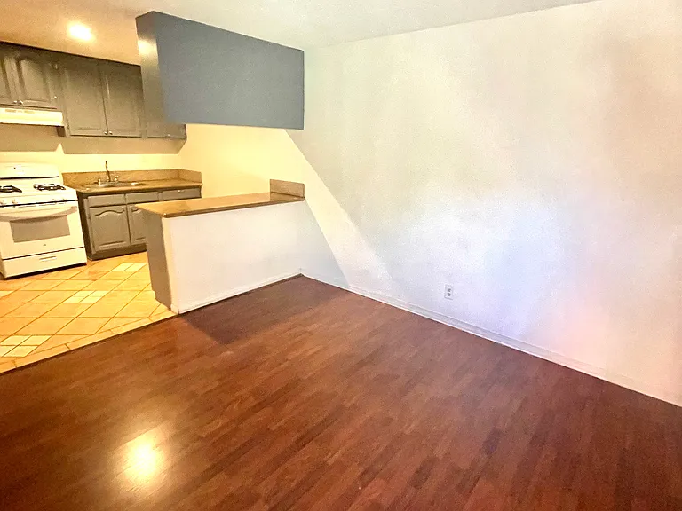 4321 Lennox Blvd #6 — Photo 5