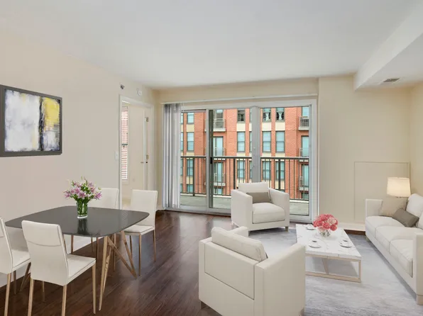 The Promenade at Harbor East