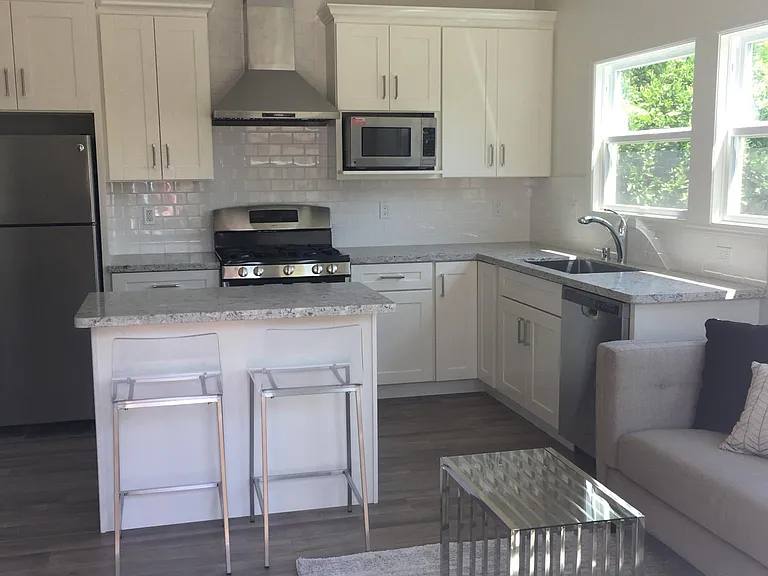 Poplar St — Photo 1