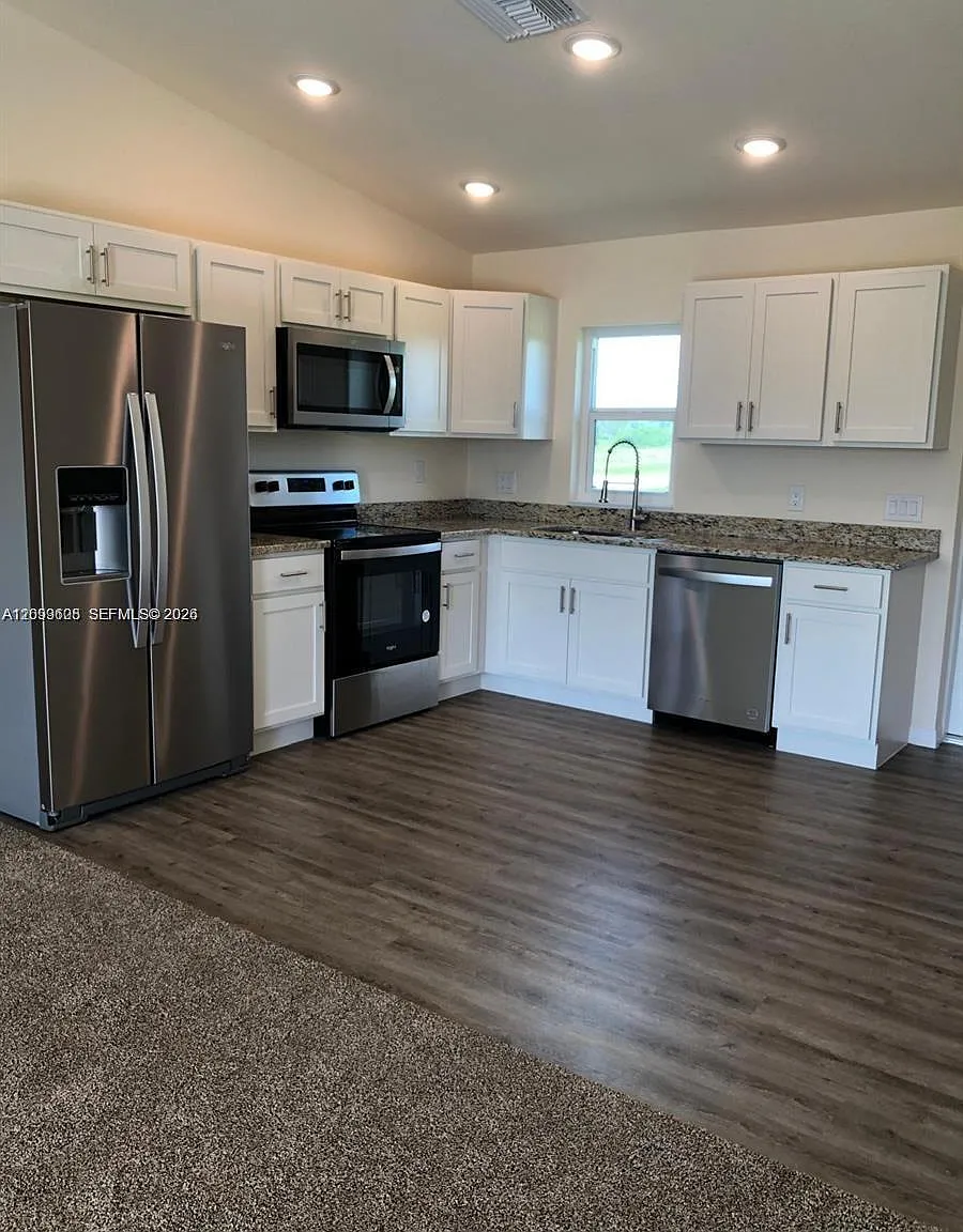 3 bed, 2.0 bath, $1,900 — Photo 2