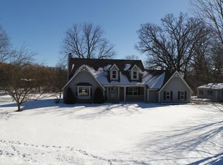 28620 Martha Ct, Waterford, WI 53185