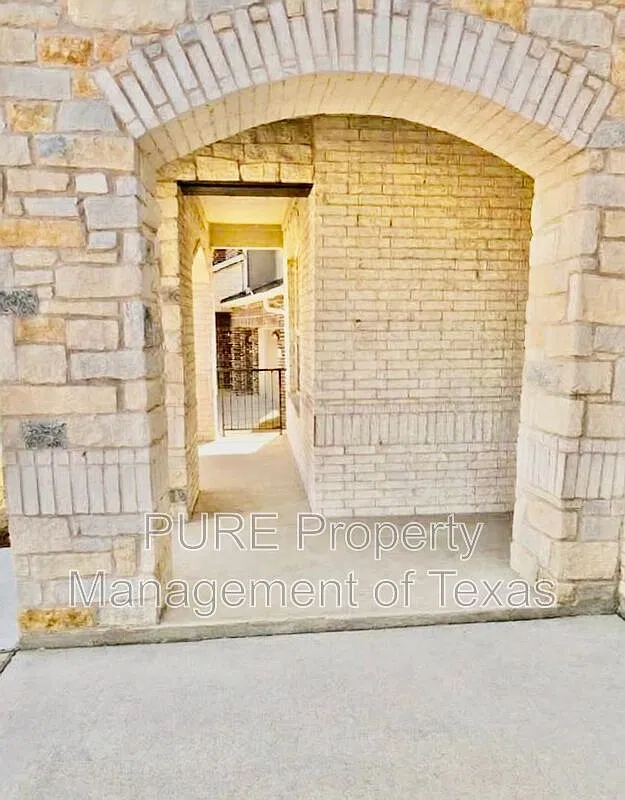 5 bed, 3.0 bath, 2377 sqft, $2,200 — Photo 3