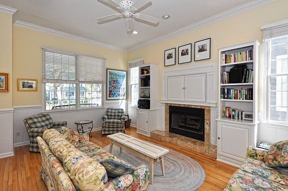 3rd image of 102 Saint Lawrence St