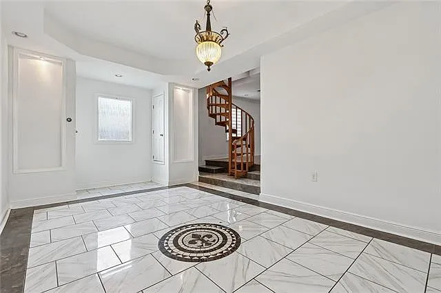 2135 Mirabeau Ave — Photo 4