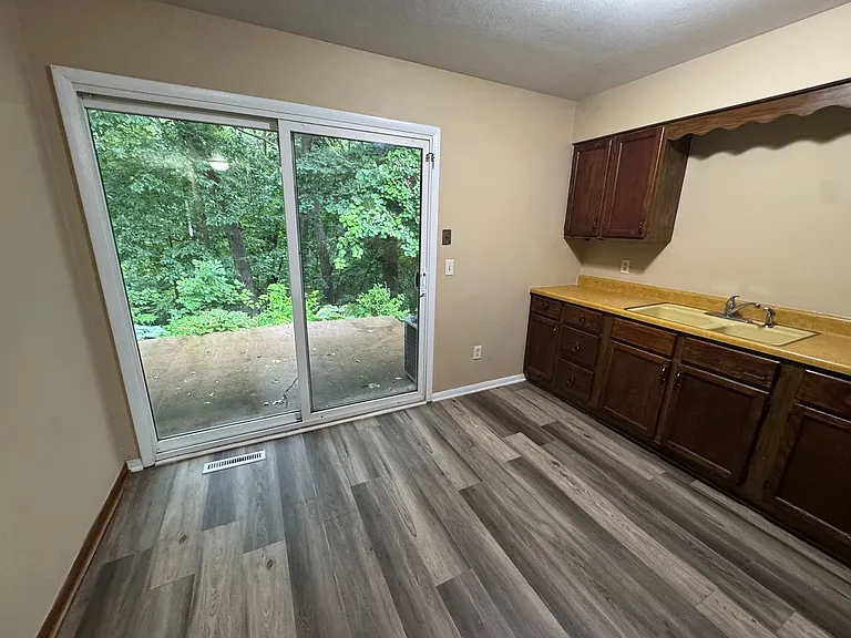 908 Asbury Ct — Photo 13