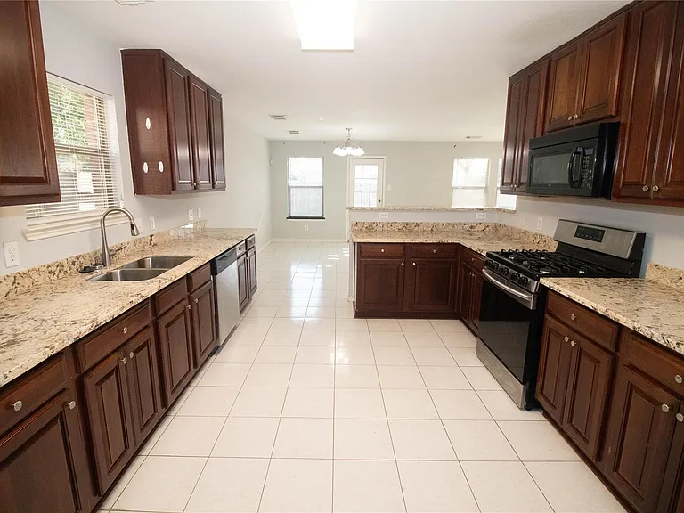 2202 Crossmill Ln — Photo 22