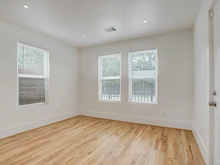 6109 N Main St — Photo 3