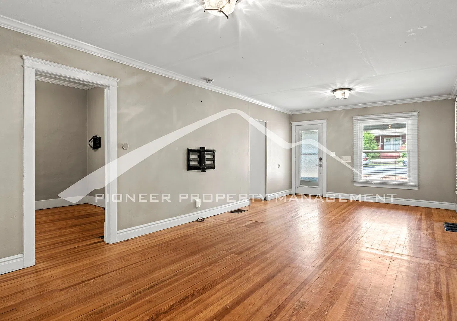 Beautiful Home with 2bd/1bath and Bonus Office/Den, huge private backyard, 1 car garage and off s... — Photo 4