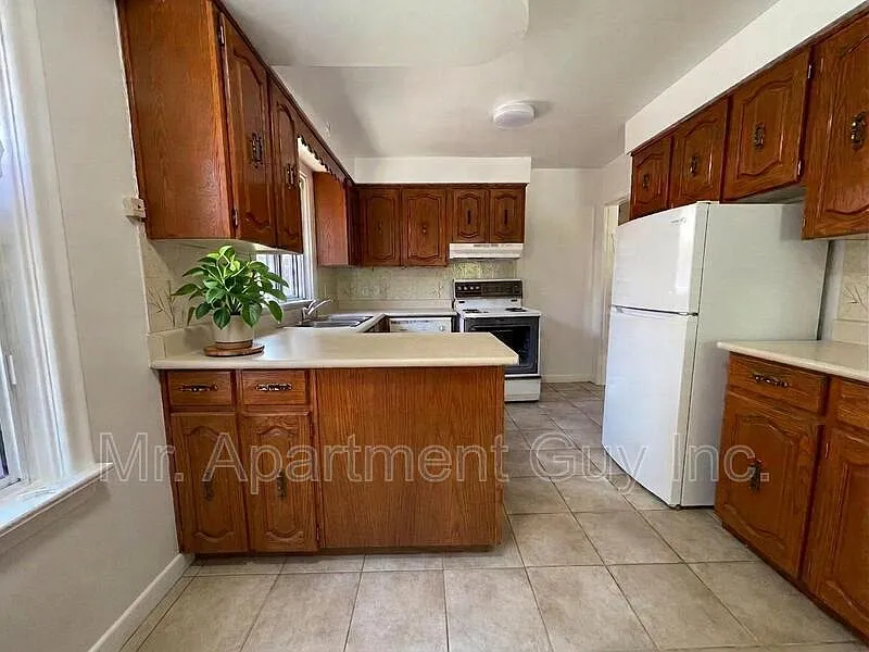 3 bed, 1.0 bath, $3,495 — Photo 4