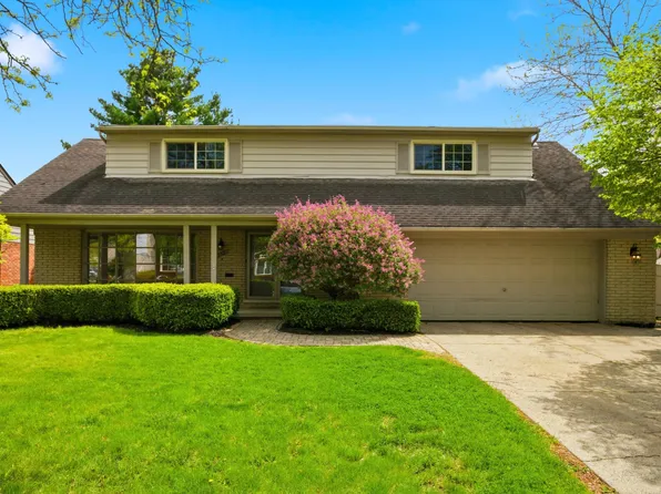 653 Perrien Pl, Grosse Pointe Woods, MI 48236