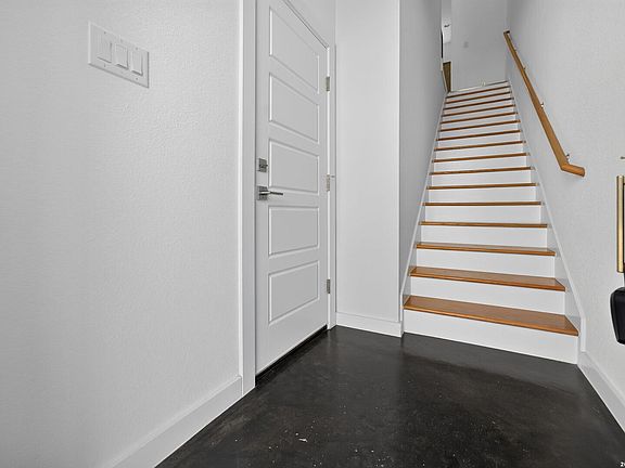 3rd image of 1735 W Gramercy Pl #302