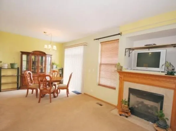 569 N Fox Trl, Round Lake, IL 60073