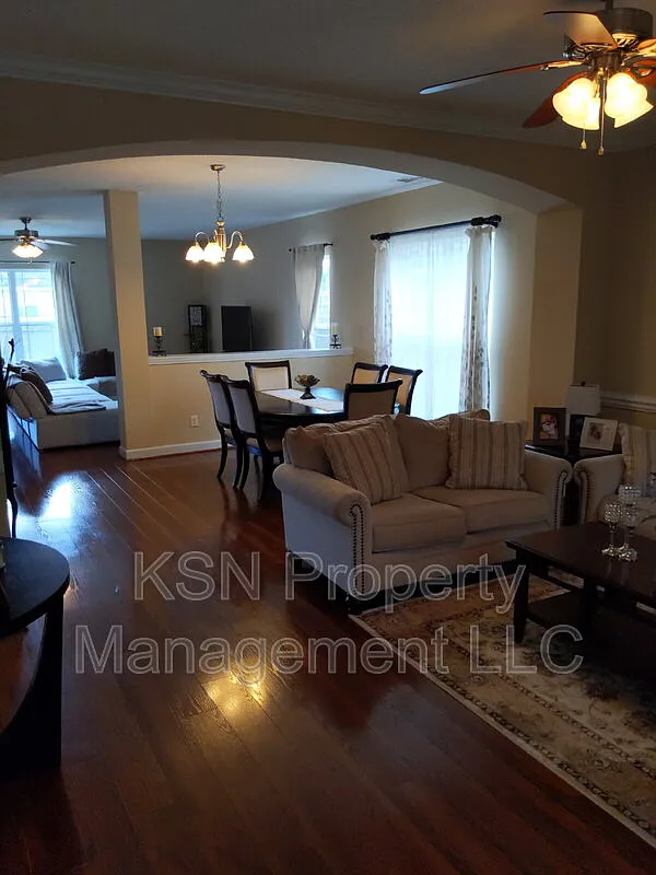 4 bed, 3.5 bath, 3118 sqft, $2,950 — Photo 2