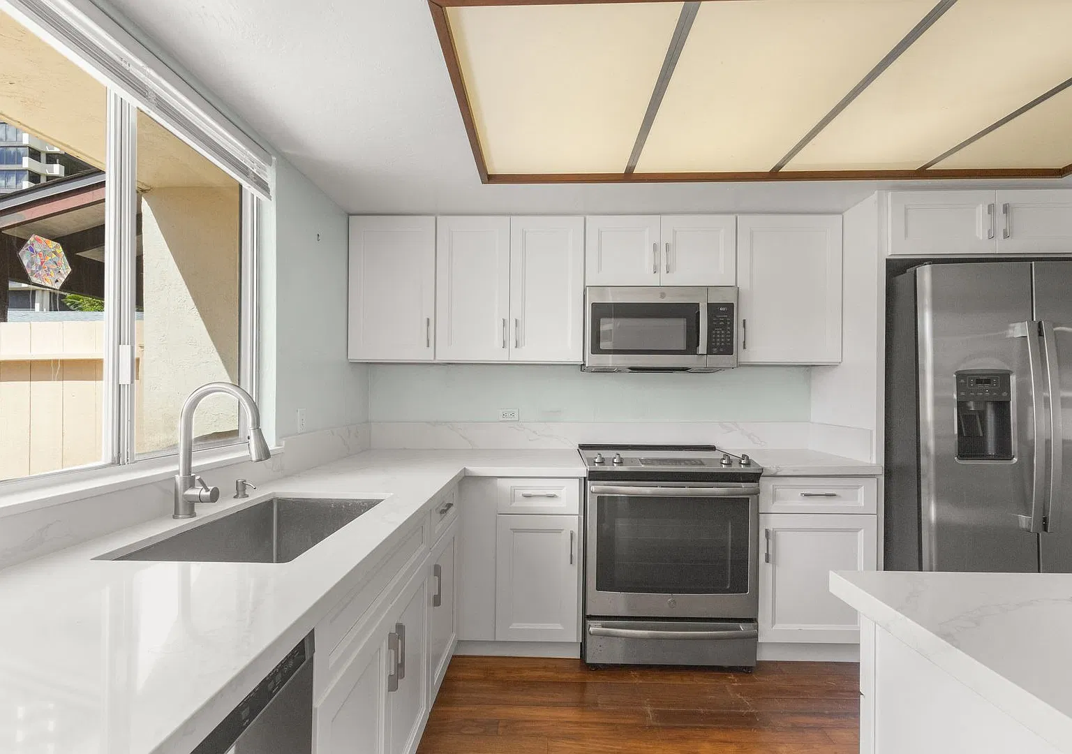 Hawaii Kai Living: 3BR/2.5BA Townhouse with Yard, Pool & 2 Parking Stalls — Photo 4