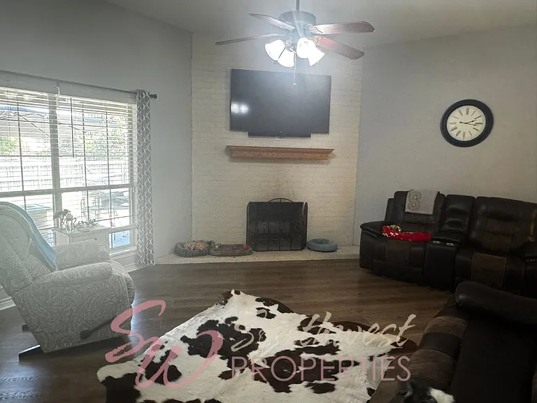 1449 Oakwood Dr — Photo 4