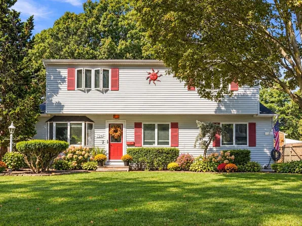 724 Sandra Avenue, West Islip, NY 11795