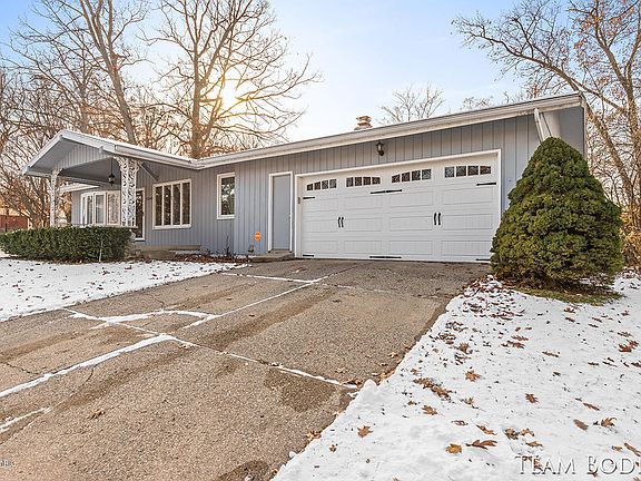 3rd image of 1348 Morewood Dr SE