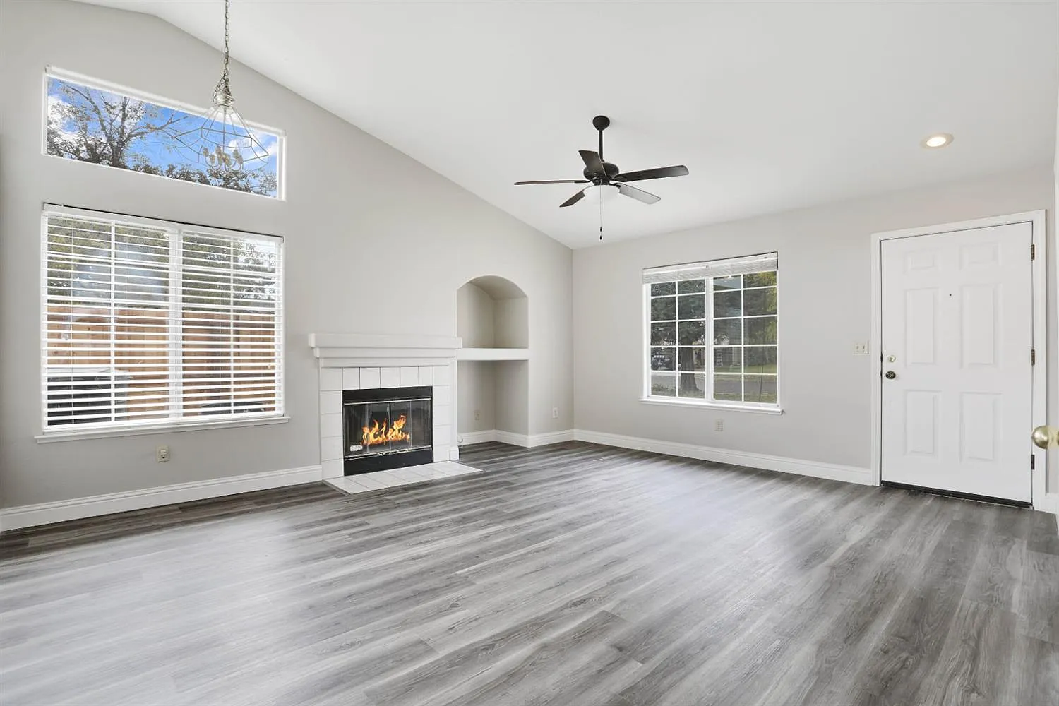 4404 Glimmer Ln photo 1