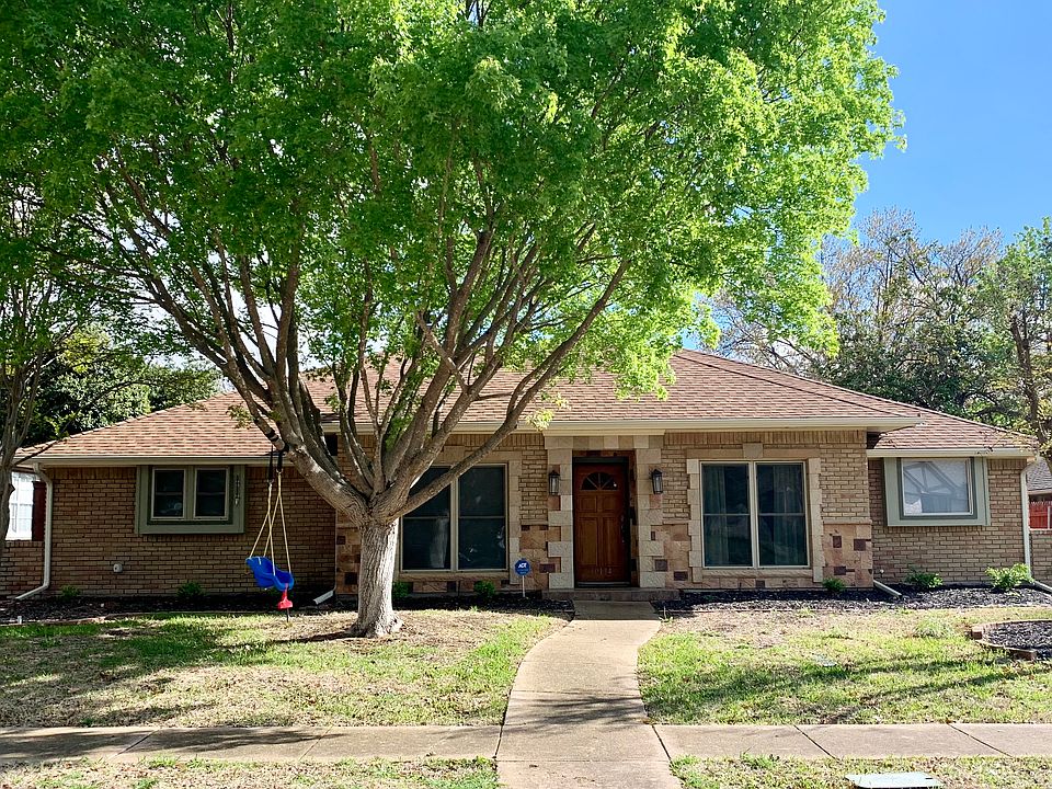 Sidewalks throughout neighborhood.
Walking distance to running track and park.
Multiple storage areas throughout the home
3 hallway closets in addition to closets in bedrooms. Built in work bench in garage.