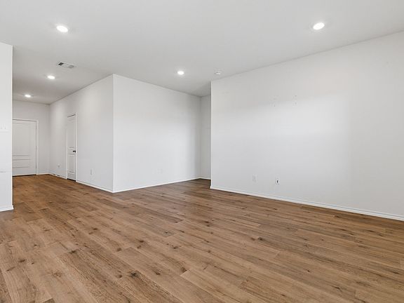 5th image of 709 Primrose Ln