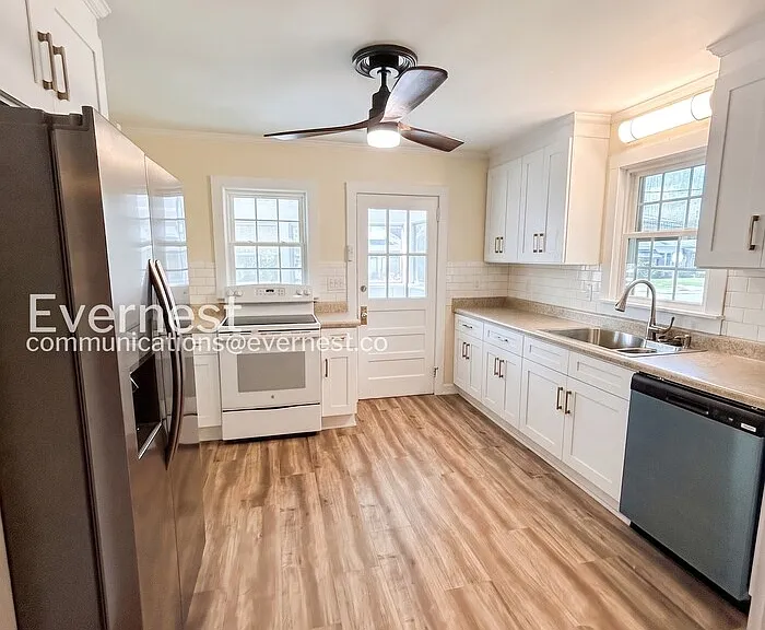 433 Holt Ave — Photo 6