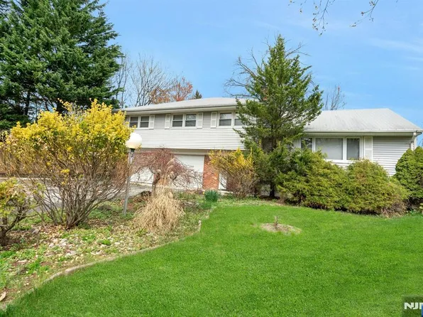9 Hemlock Dr, Paramus, NJ 07652