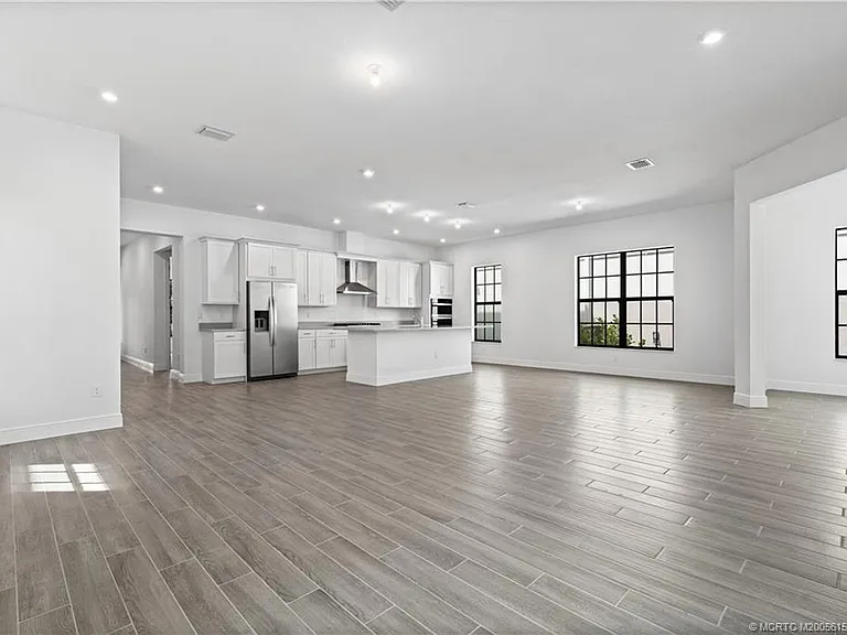 870 SW Newfield Ave — Photo 17