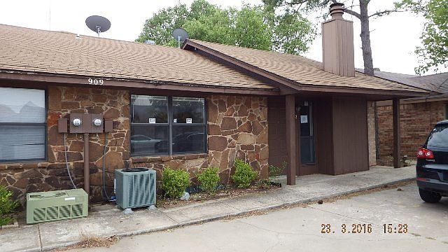 1st image of 909 NE Tortoise Dr #A