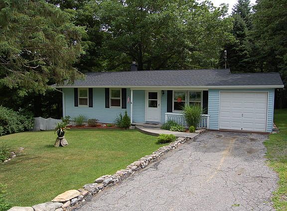 3rd image of 20 Deer Run Ct